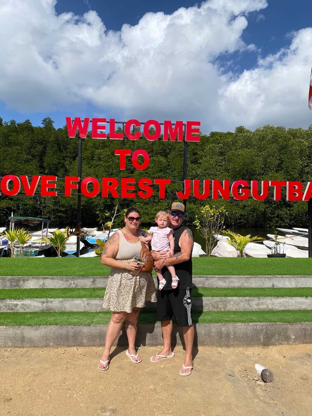 Keluarga di Wisata Mangrove Forest Jungutbatu